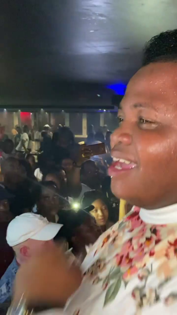 Zodwa and Mshunqisi in Club 06 February 2022 (4)
